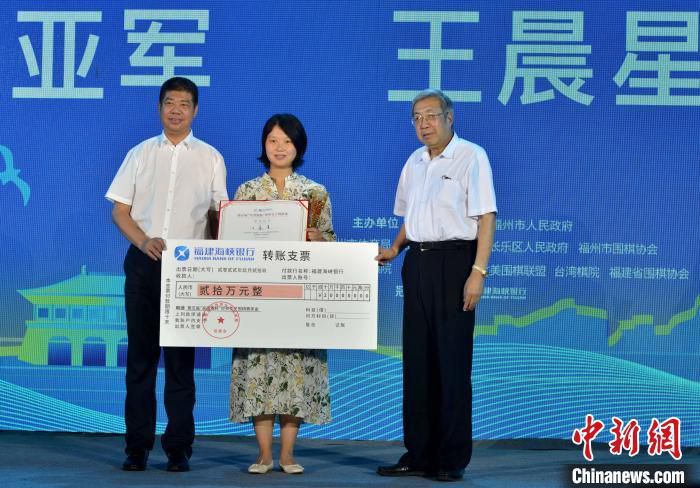 周迅一人分饰两角 为杀害自己的嫌疑人辩护周也周游饰演;小伍周游在剧中饰演小伍，是一名90后警察，阳光帅气，有英雄梦但肢体不协调的科技达人，为队里提供电子信息技术